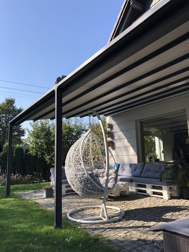 Nowoczesna pergola aluminiowa przy domu