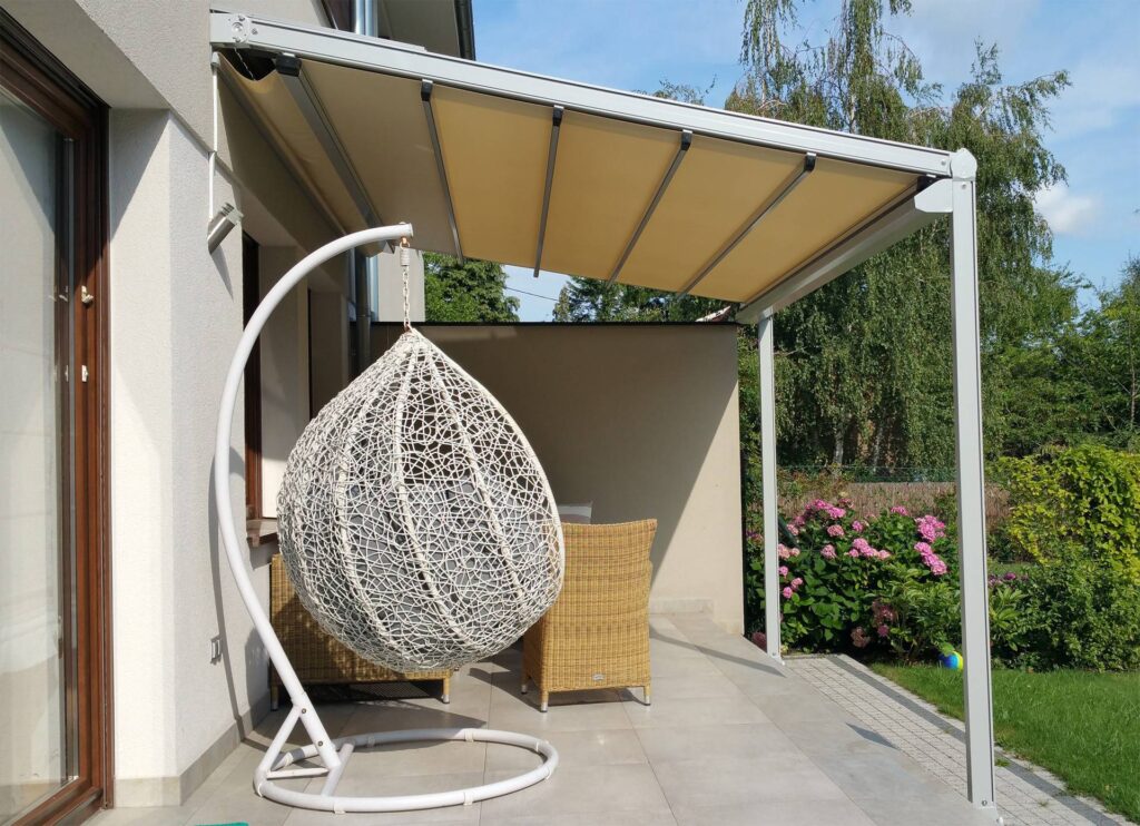 Pergola aluminiowa przy białym domu