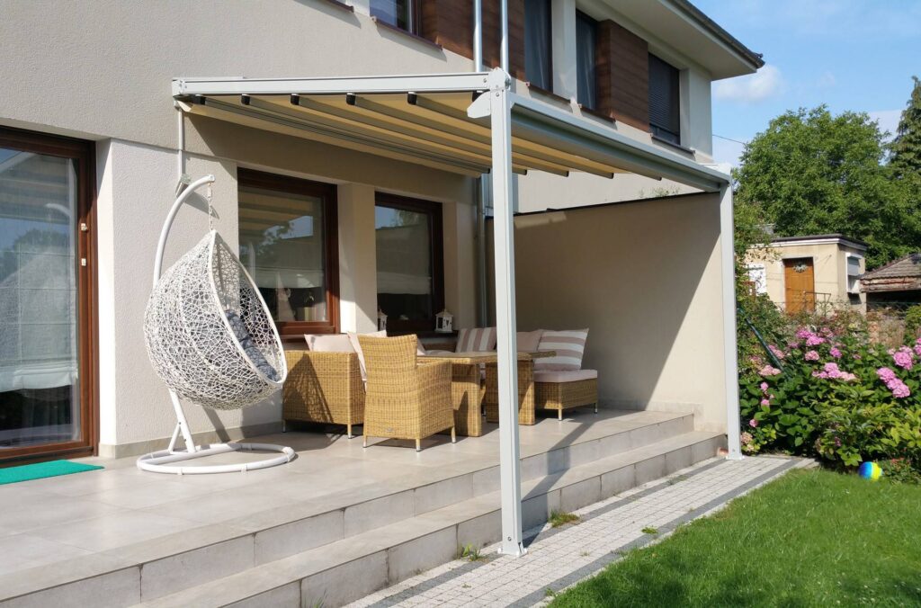 Pergola na drewnianym tarasie wieczorem