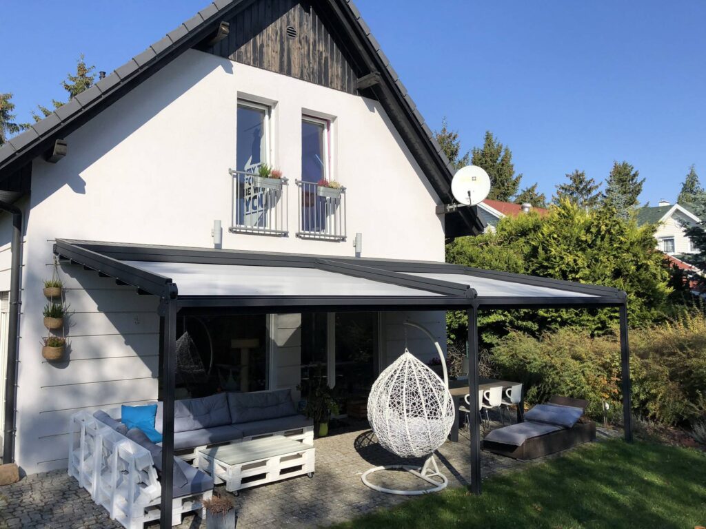 Pergola z dachem tkaninowym przy restauracji