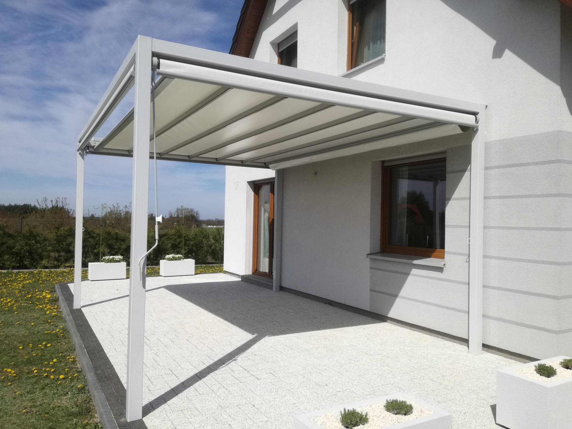 Drewniana pergola w ogrodzie